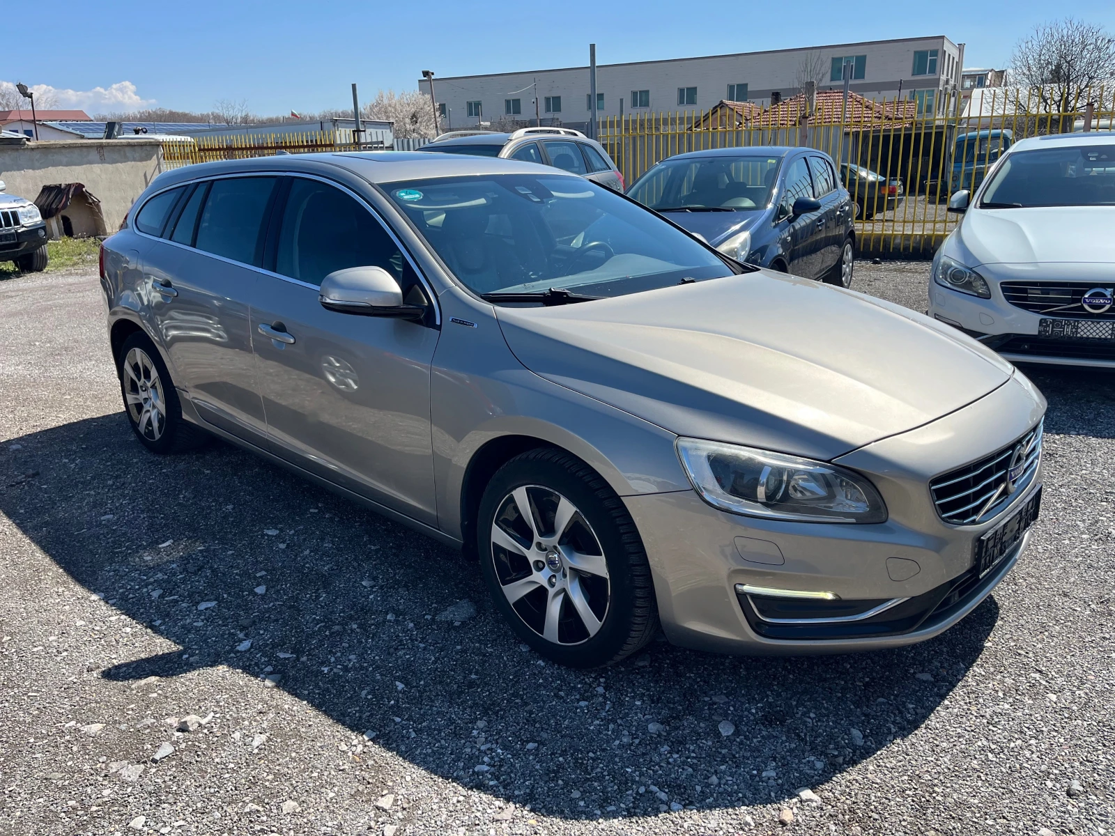 Volvo V60 D6 Plug-in Hybrid 4x4 Navi, снимка 3 - Автомобили и джипове - 54099525