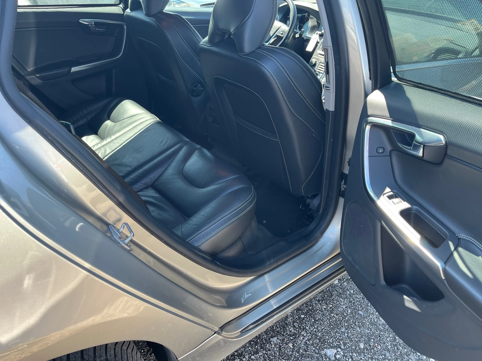 Volvo V60 D6 Plug-in Hybrid 4x4 Navi, снимка 10 - Автомобили и джипове - 54099525