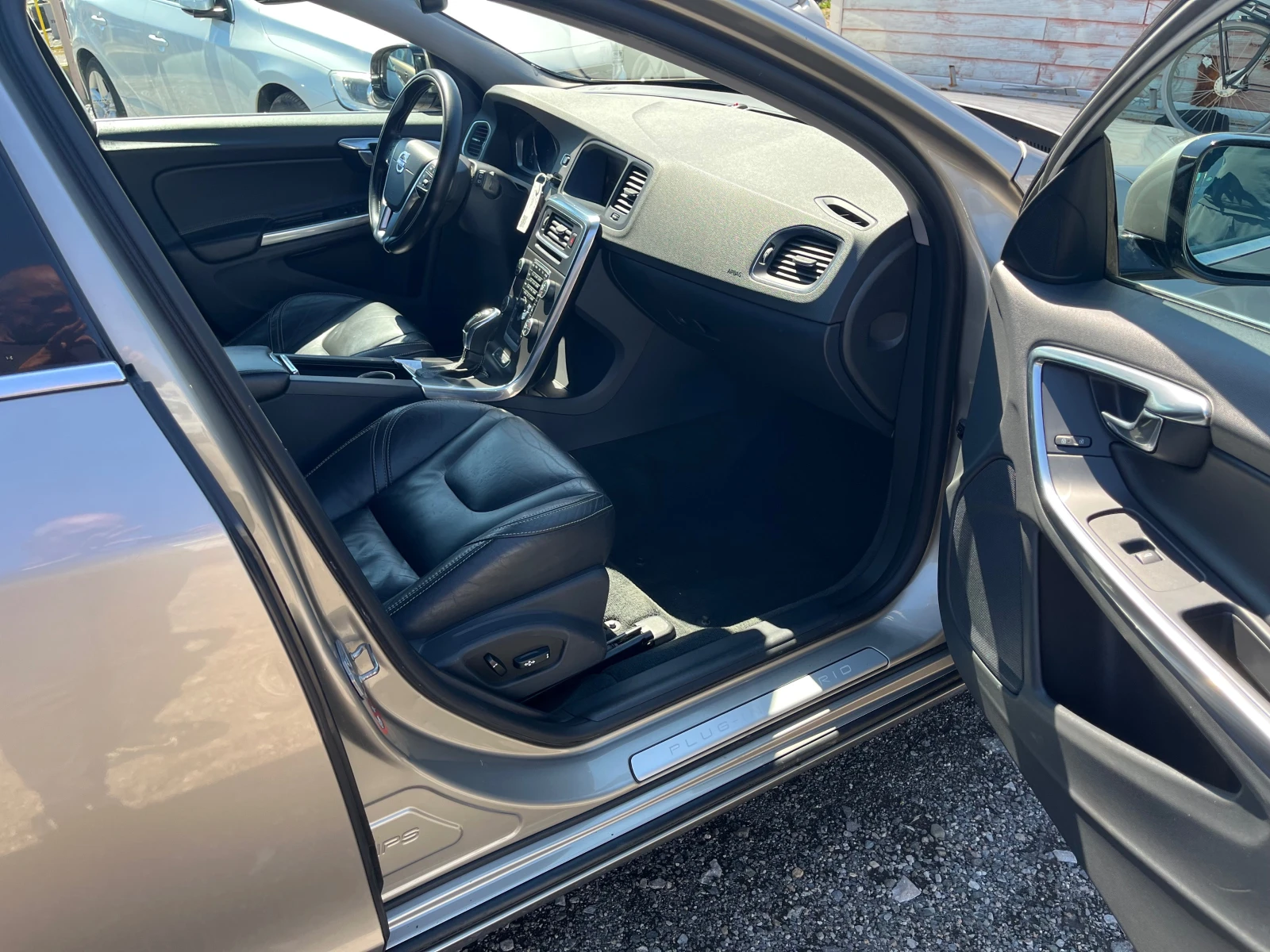 Volvo V60 D6 Plug-in Hybrid 4x4 Navi, снимка 9 - Автомобили и джипове - 54099525