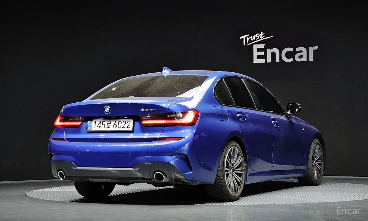 BMW 320 i M-Sport* DISTRONIC* HARMAN KARDON* HEAD-UP* 360*, снимка 4 - Автомобили и джипове - 54585695