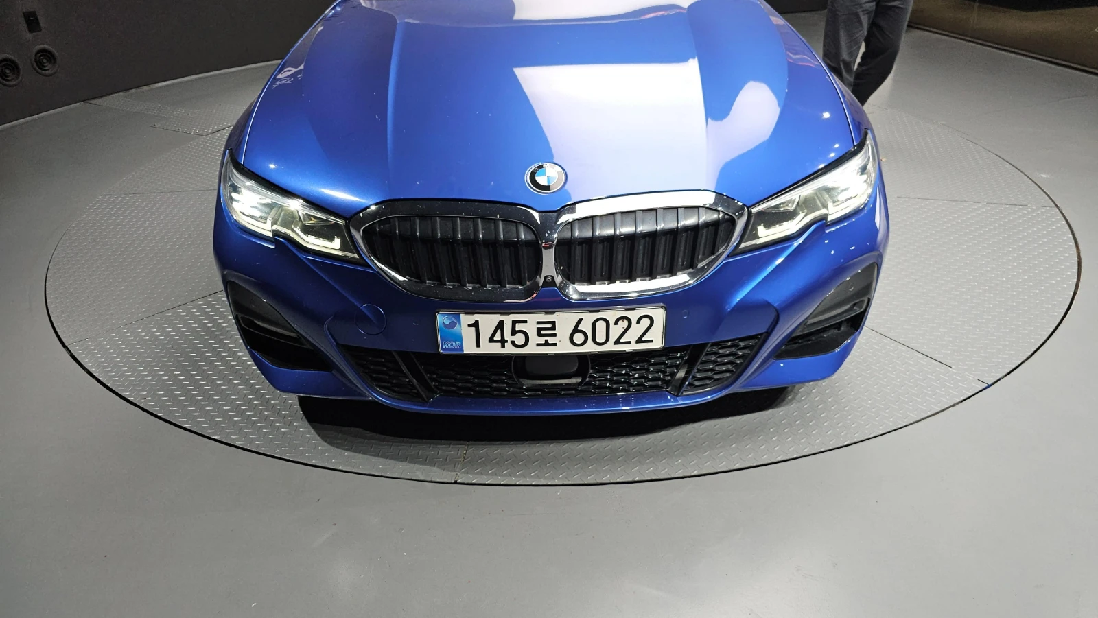 BMW 320 i M-Sport* DISTRONIC* HARMAN KARDON* HEAD-UP* 360*, снимка 2 - Автомобили и джипове - 54585695