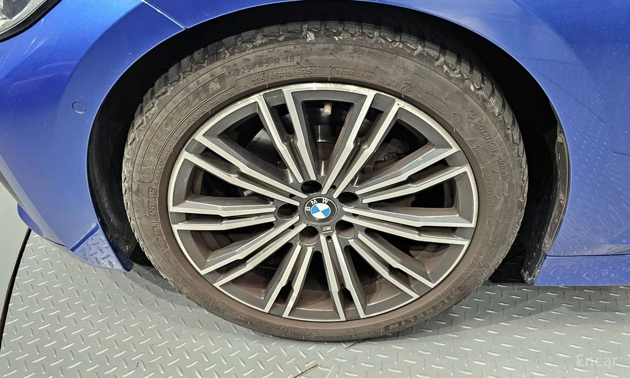 BMW 320 i M-Sport* DISTRONIC* HARMAN KARDON* HEAD-UP* 360*, снимка 6 - Автомобили и джипове - 54585695