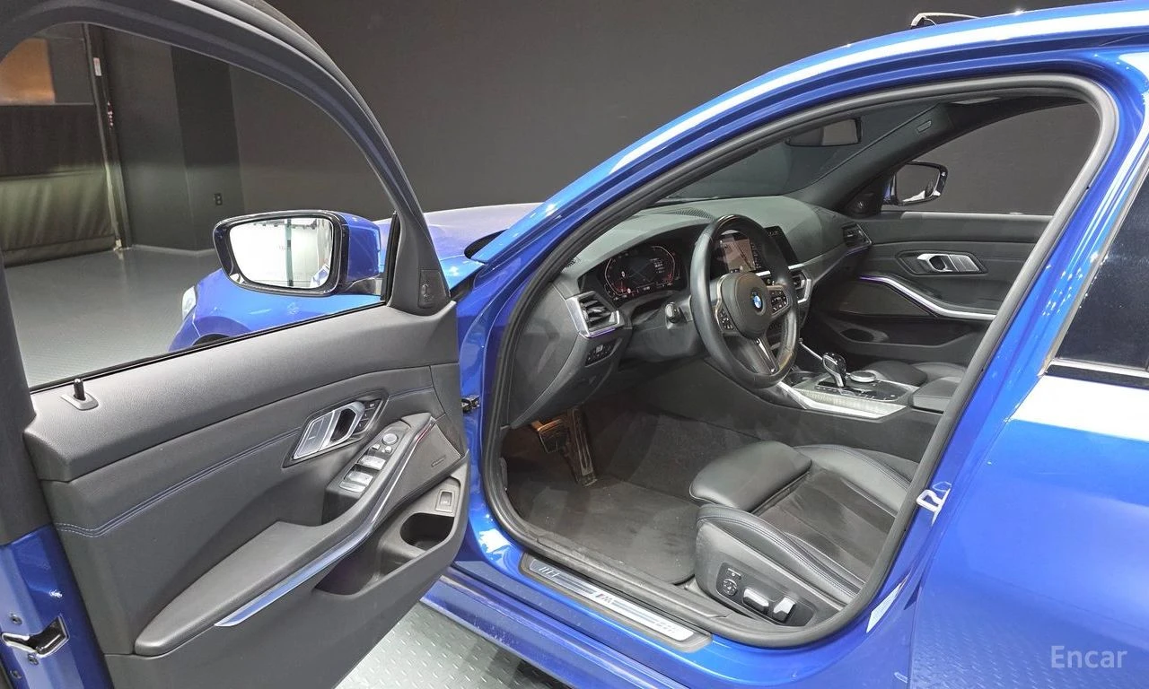 BMW 320 i M-Sport* DISTRONIC* HARMAN KARDON* HEAD-UP* 360*, снимка 7 - Автомобили и джипове - 54585695