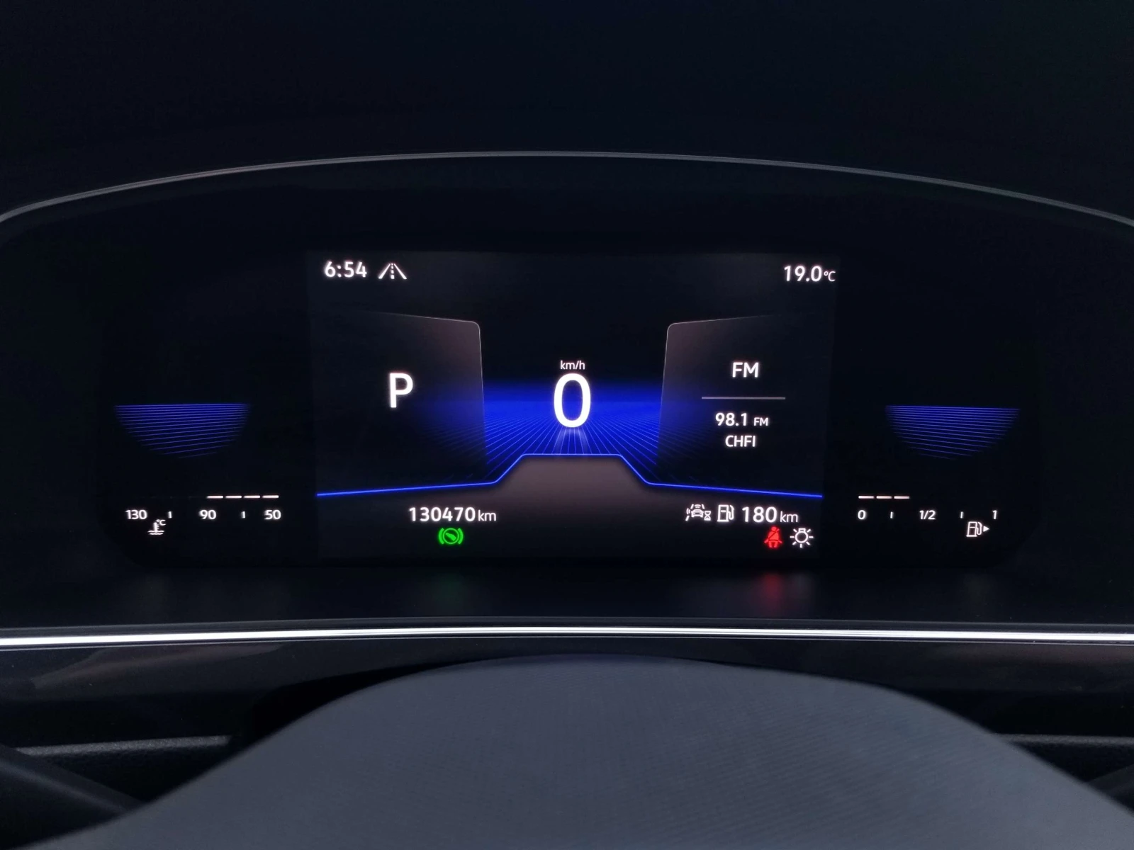 VW Tiguan 4x4 / CarPlay / Подгрев / ЦЕНА до БГ, снимка 12 - Автомобили и джипове - 55408717