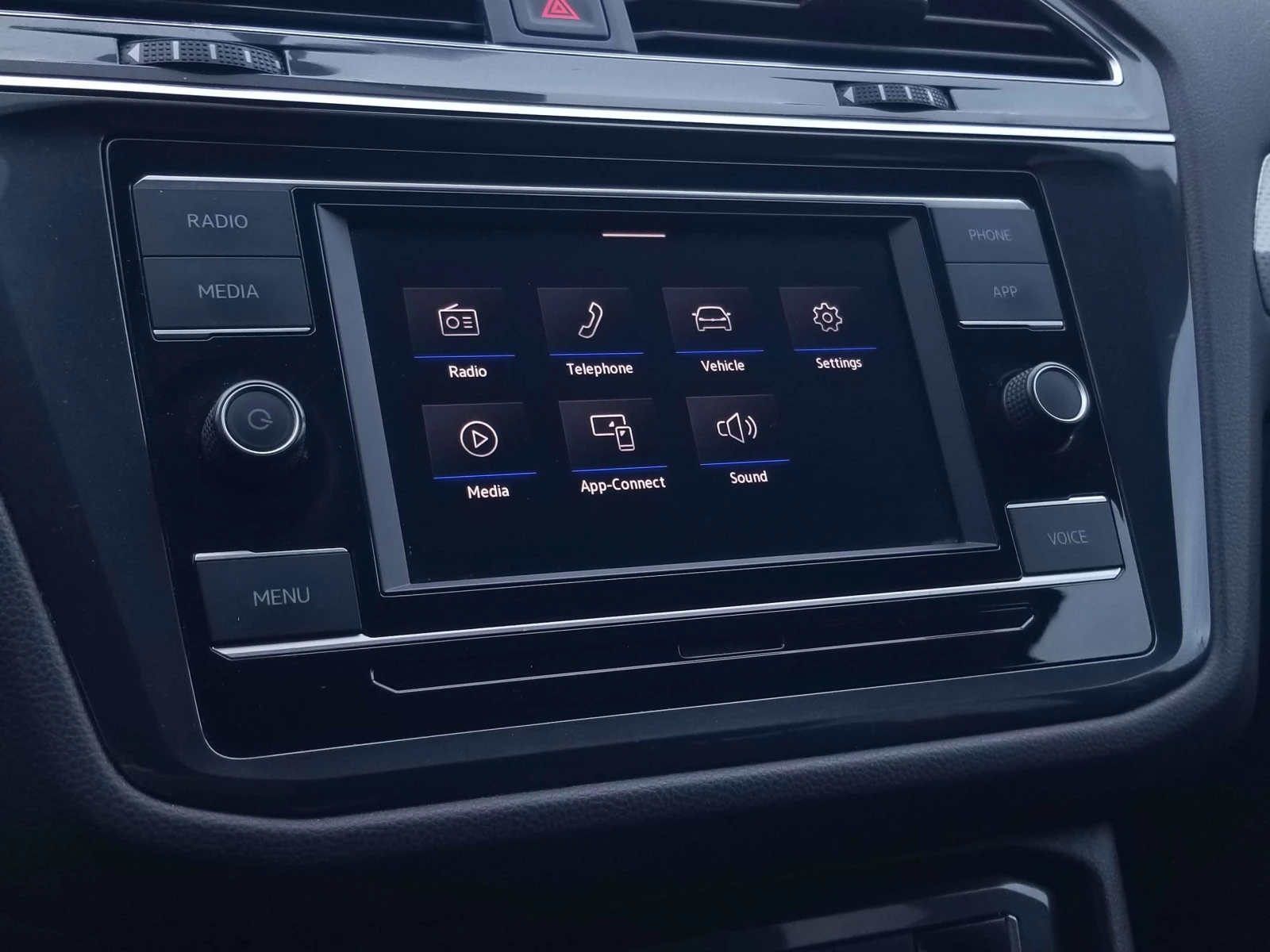 VW Tiguan 4x4 / CarPlay / Подгрев / ЦЕНА до БГ, снимка 16 - Автомобили и джипове - 55408717
