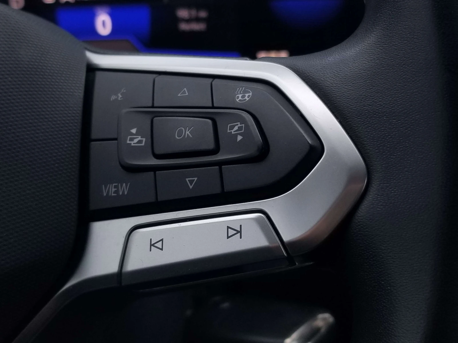 VW Tiguan 4x4 / CarPlay / Подгрев / ЦЕНА до БГ, снимка 17 - Автомобили и джипове - 55408717