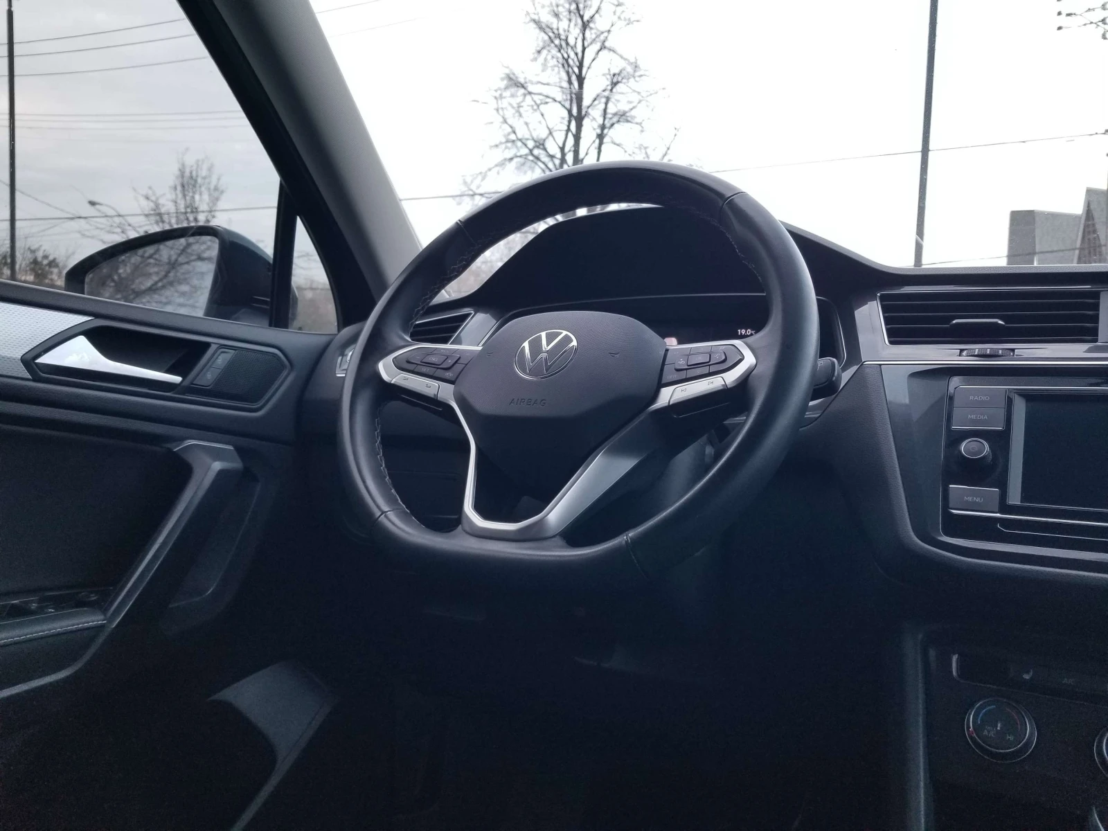 VW Tiguan 4x4 / CarPlay / Подгрев / ЦЕНА до БГ, снимка 9 - Автомобили и джипове - 55408717