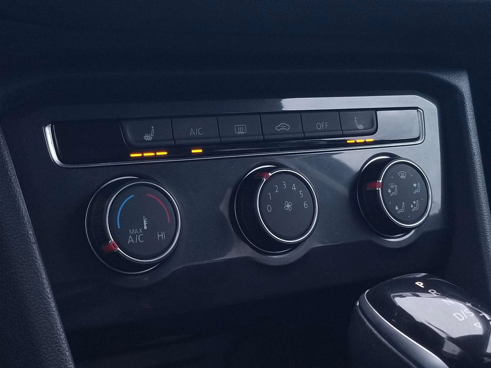 VW Tiguan 4x4 / CarPlay / Подгрев / ЦЕНА до БГ, снимка 15 - Автомобили и джипове - 55408717