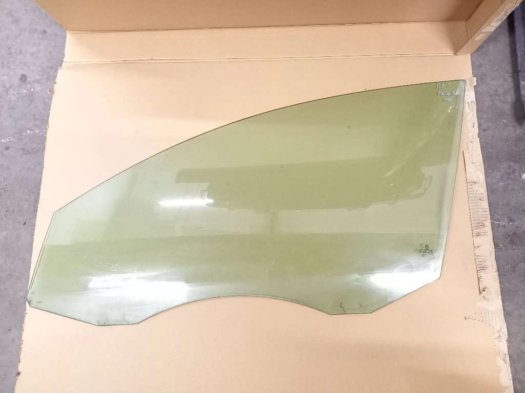 Стъкло предно ляво Фолксваген Пасат Б6 (к)