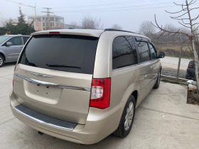 Chrysler Town and Country Touring , снимка 5