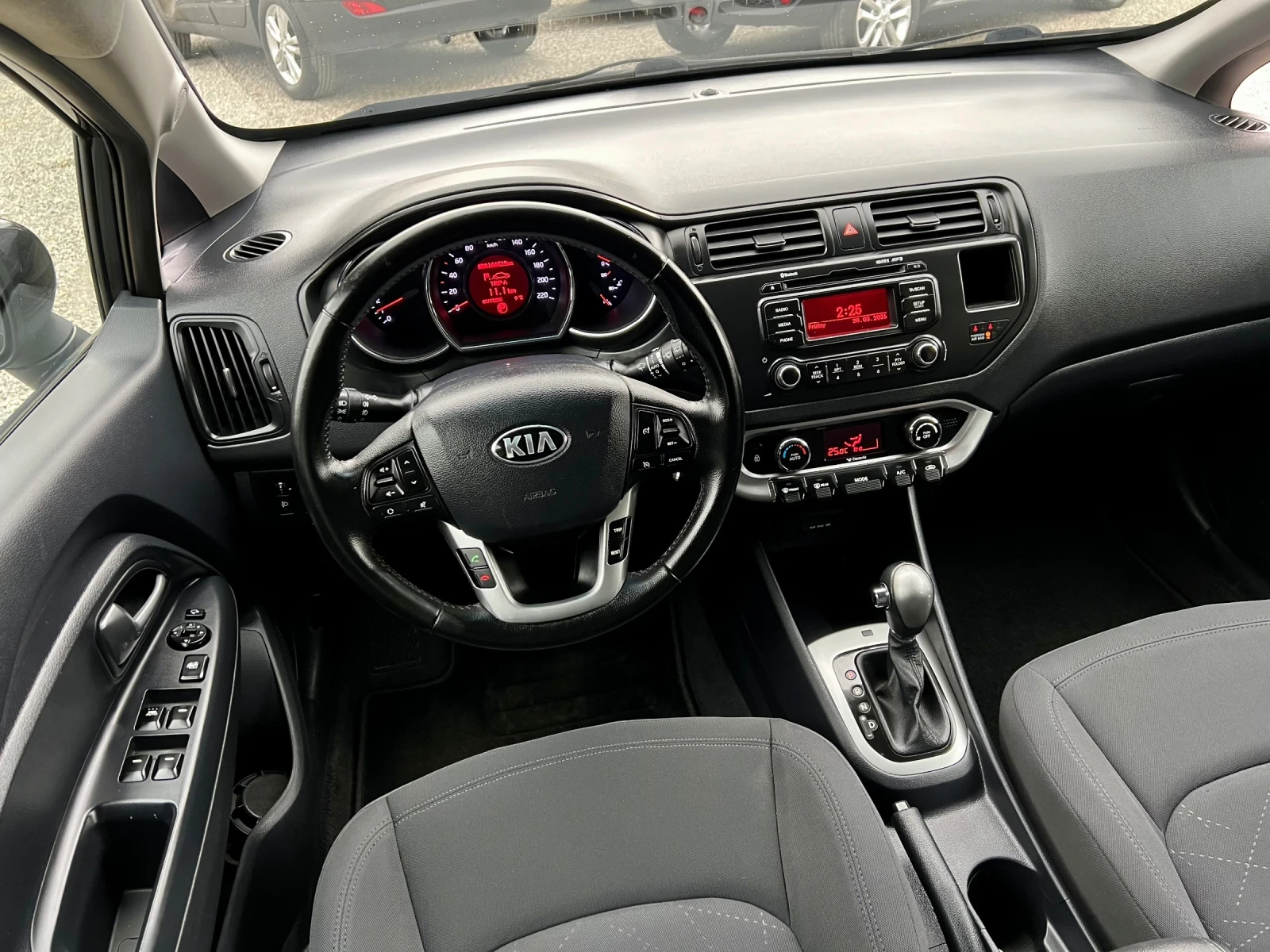 Kia Rio 1.4i Автомат ШВЕЙЦАРИЯ, снимка 10 - Автомобили и джипове - 53942383