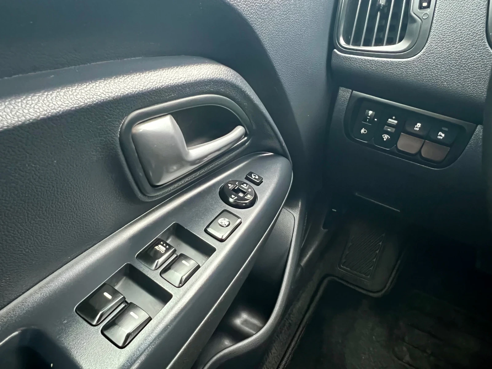 Kia Rio 1.4i Автомат ШВЕЙЦАРИЯ, снимка 13 - Автомобили и джипове - 53942383