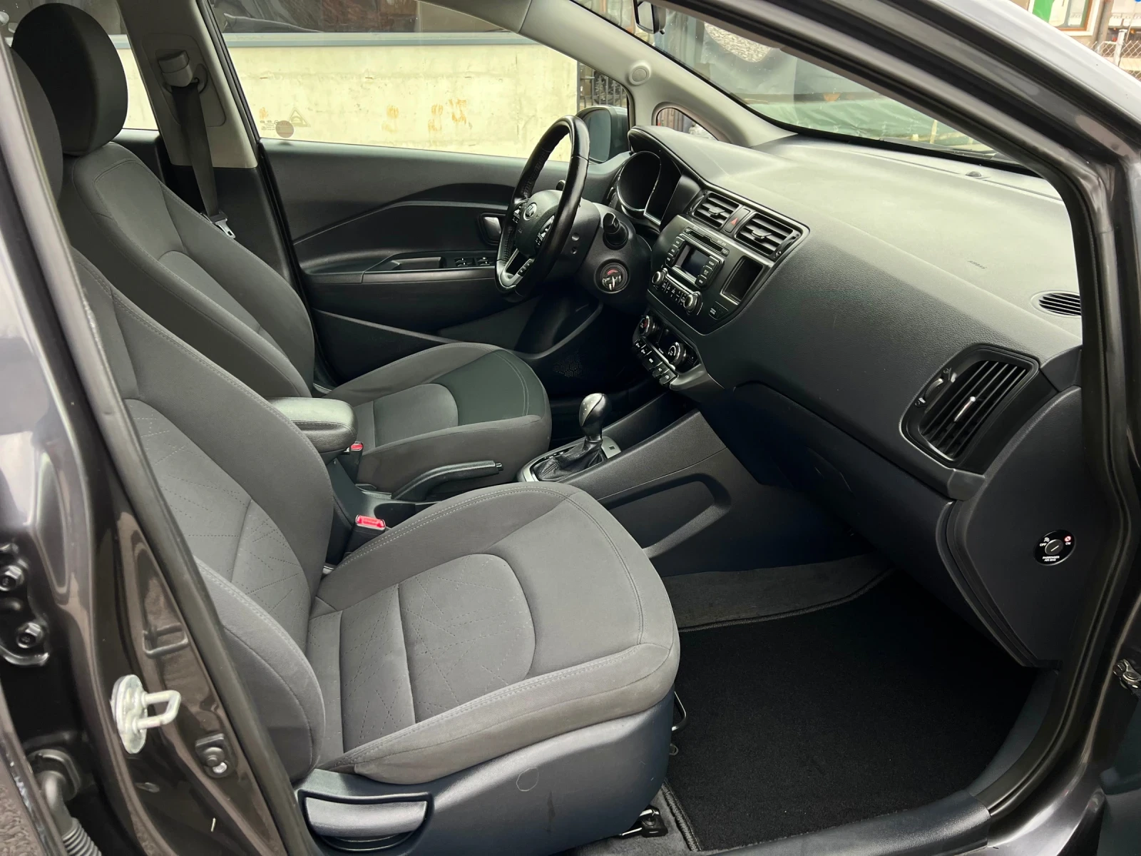 Kia Rio 1.4i Автомат ШВЕЙЦАРИЯ, снимка 8 - Автомобили и джипове - 53942383