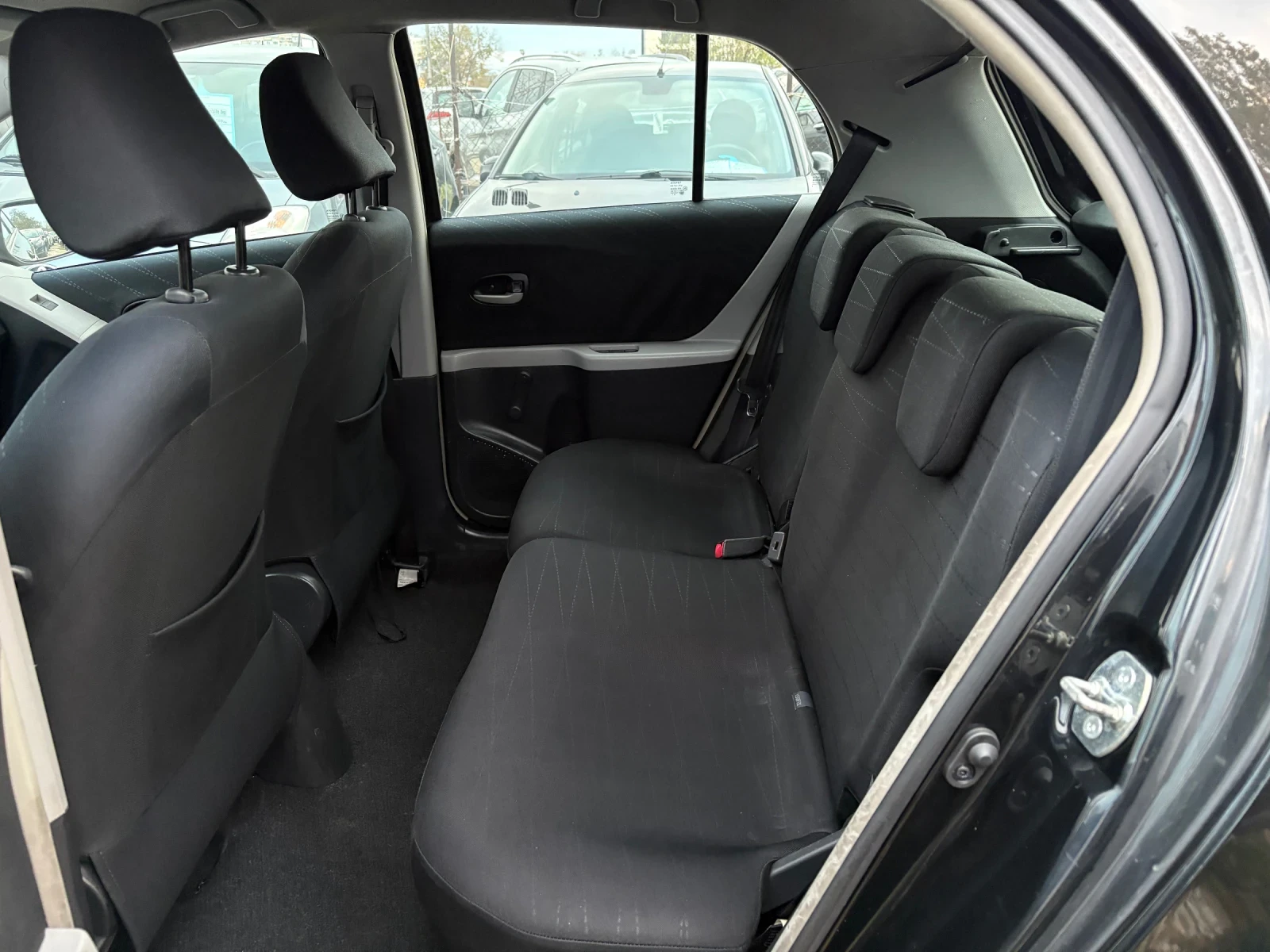 Toyota Yaris 1.3vvti, снимка 8 - Автомобили и джипове - 56152886