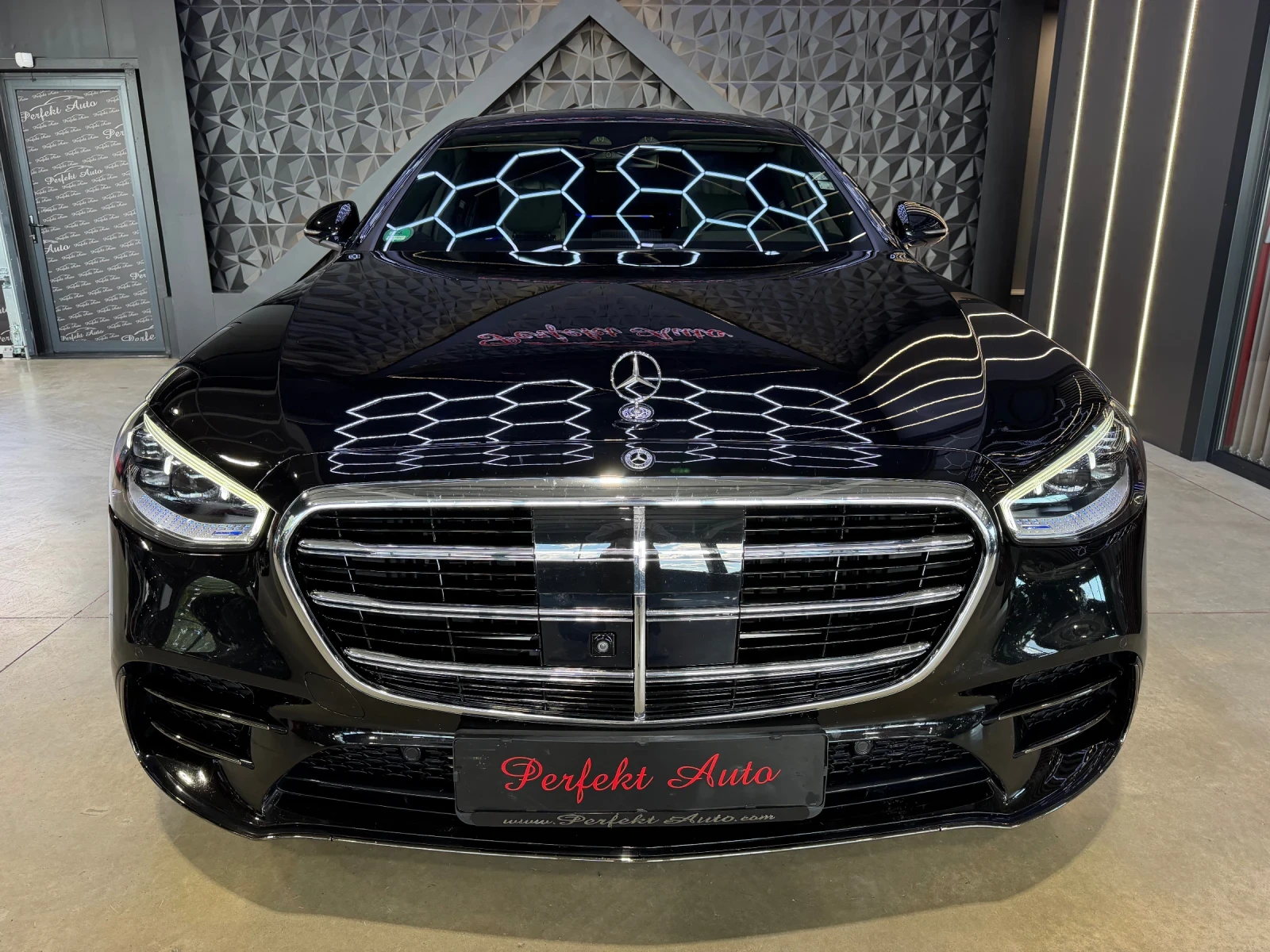 Mercedes-Benz S 580 e 4 MATIC AMG * FULL ЕКС* BURMESTER* HEAD UP* TV, снимка 2 - Автомобили и джипове - 56250964