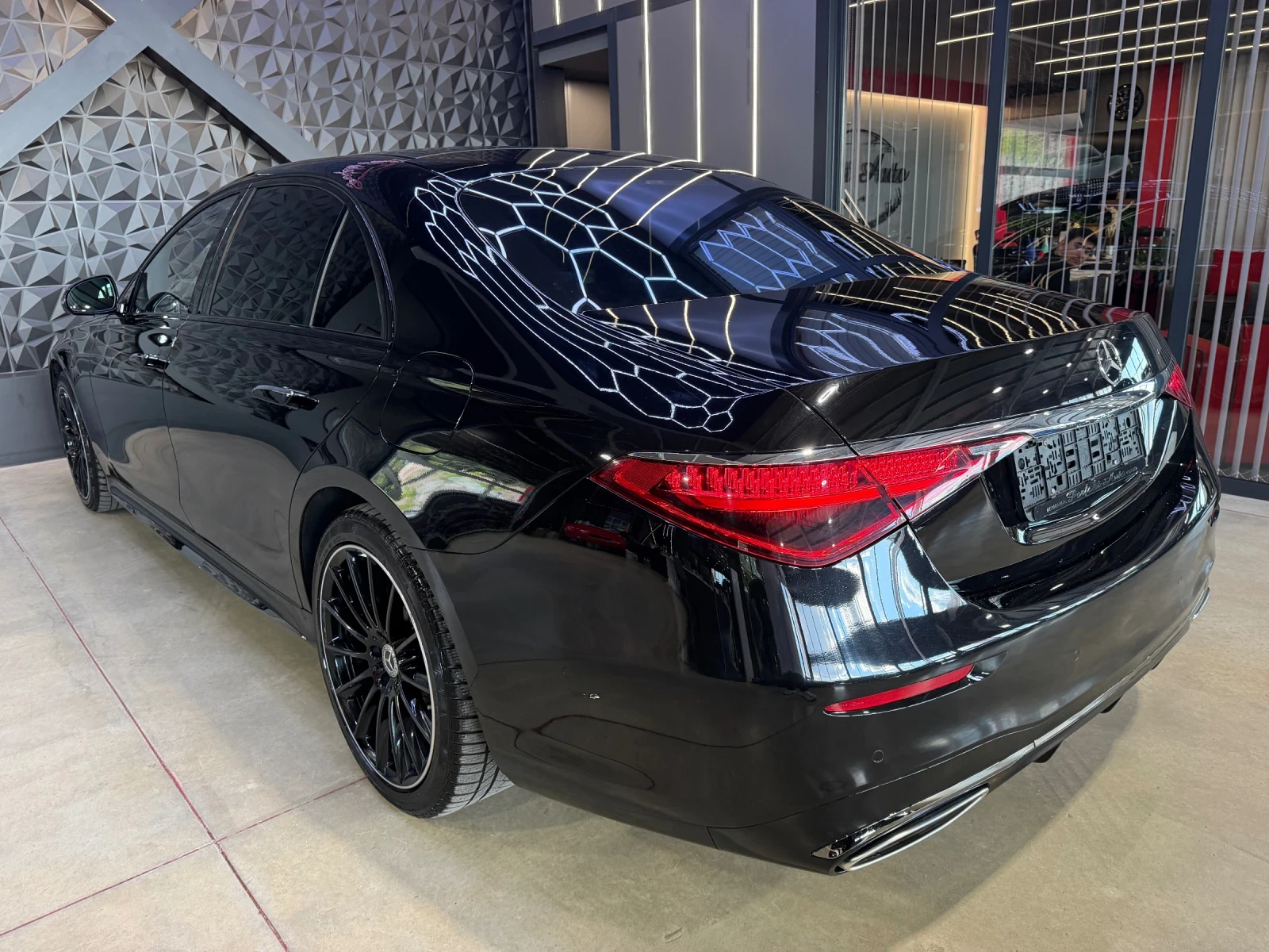 Mercedes-Benz S 580 e 4 MATIC AMG * FULL ЕКС* BURMESTER* HEAD UP* TV, снимка 3 - Автомобили и джипове - 56250964