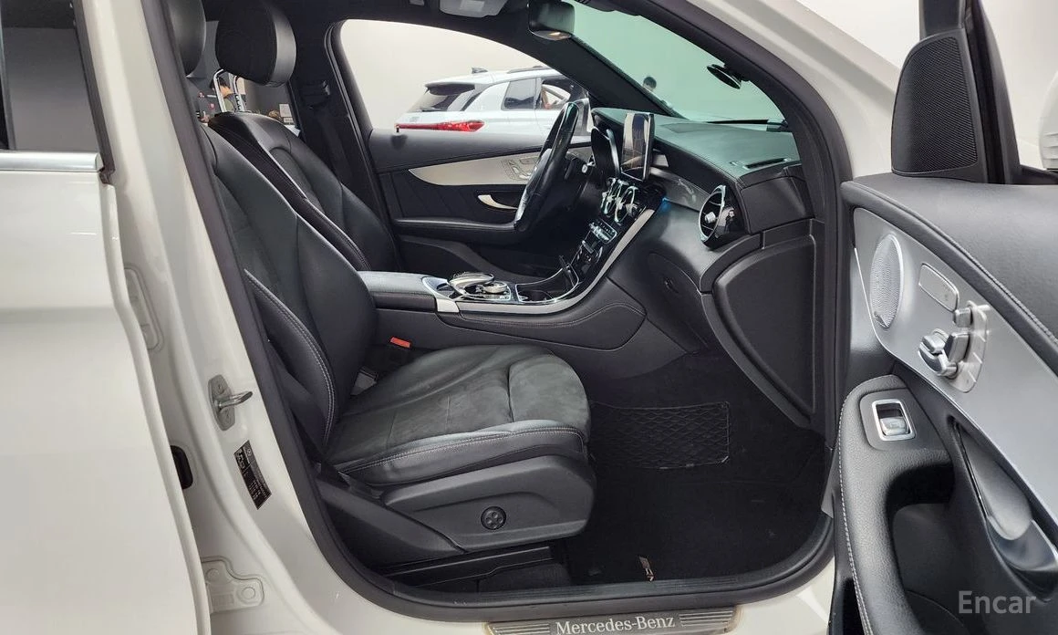 Mercedes-Benz GLC 300 * AMG* COUPE* 4MATIC* BURMESTER* HEAD-UP* , снимка 10 - Автомобили и джипове - 53736796