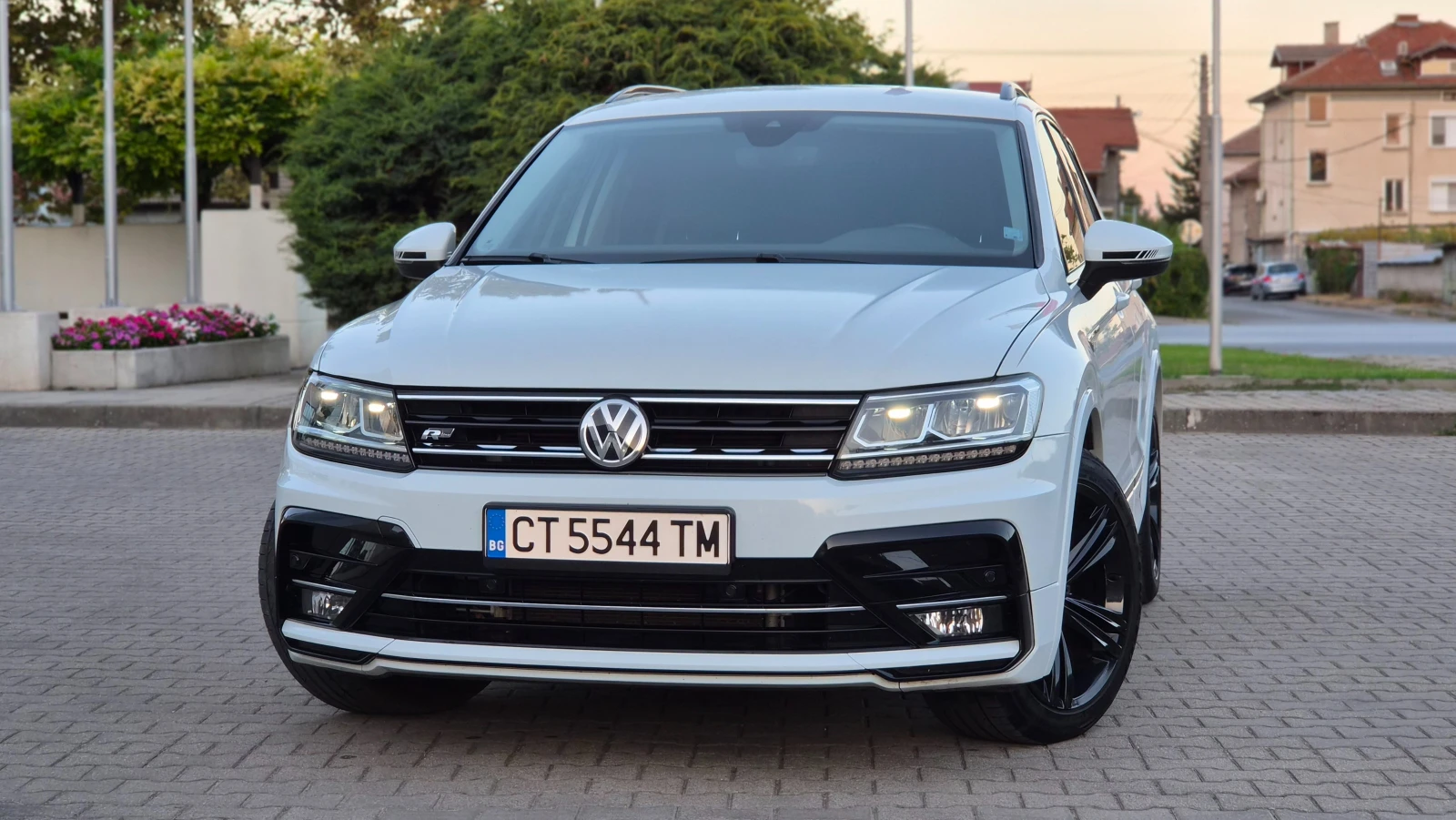 VW Tiguan R LINE DIGITAL Black Edition Distronic, снимка 4 - Автомобили и джипове - 56555215