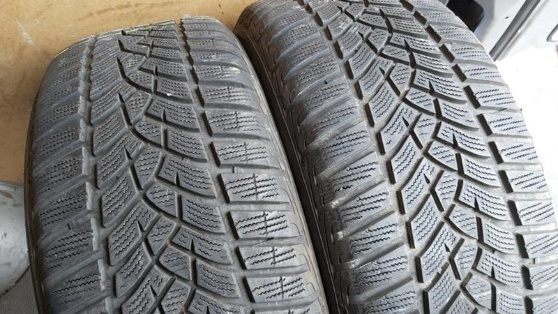 Гуми Зимни 215/50R17, снимка 1 - Гуми и джанти - 28771302