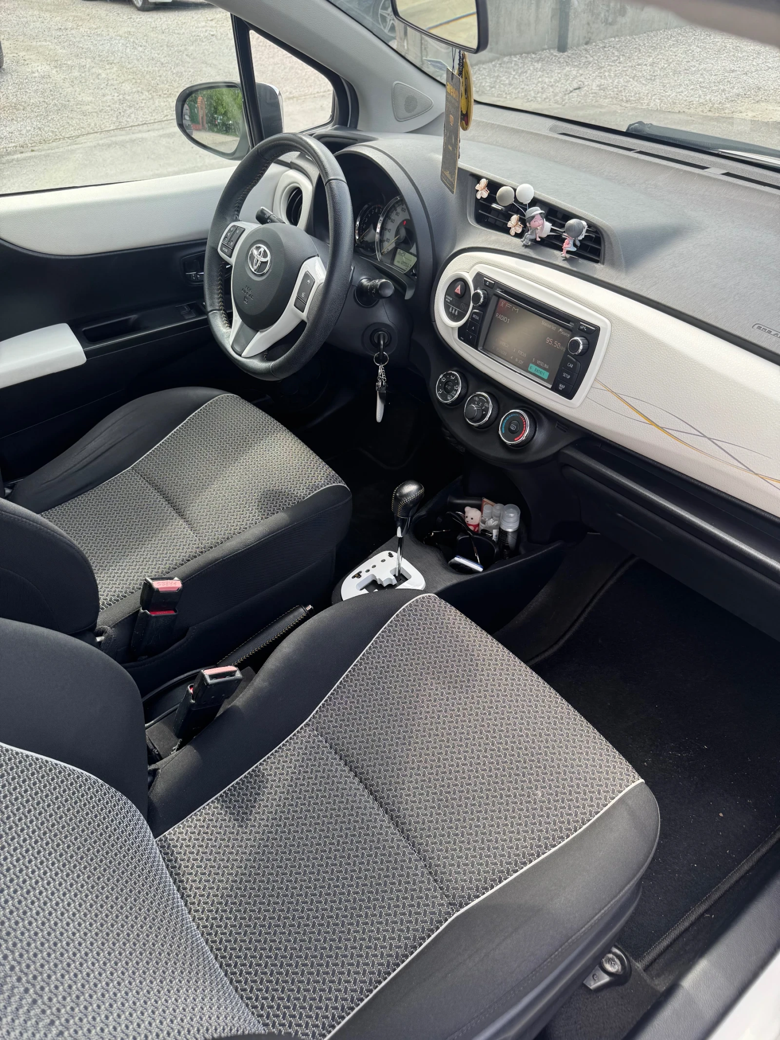 Toyota Yaris 1.33 АВТОМАТИК, снимка 10 - Автомобили и джипове - 54509059