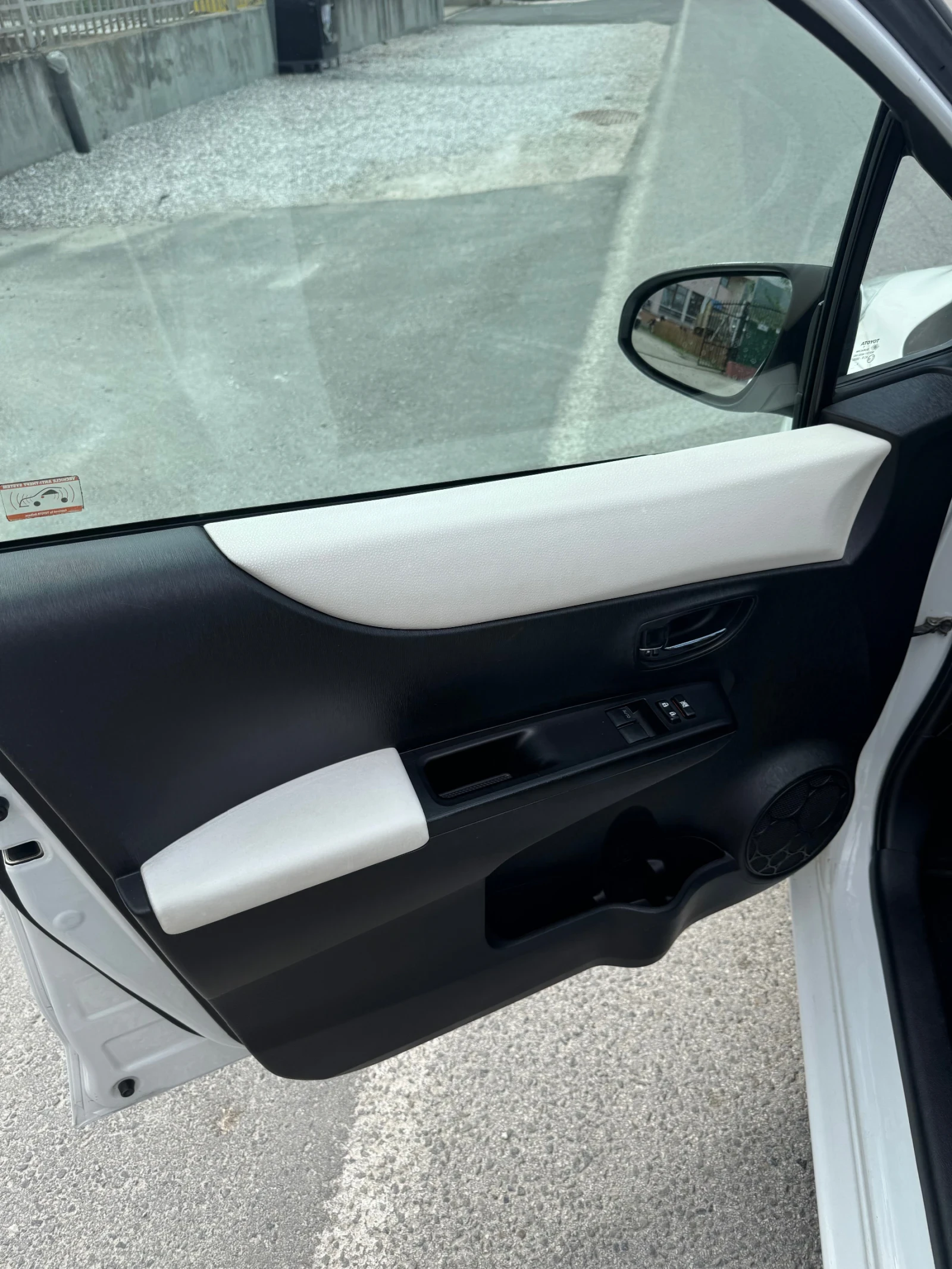 Toyota Yaris 1.33 АВТОМАТИК, снимка 8 - Автомобили и джипове - 54509059