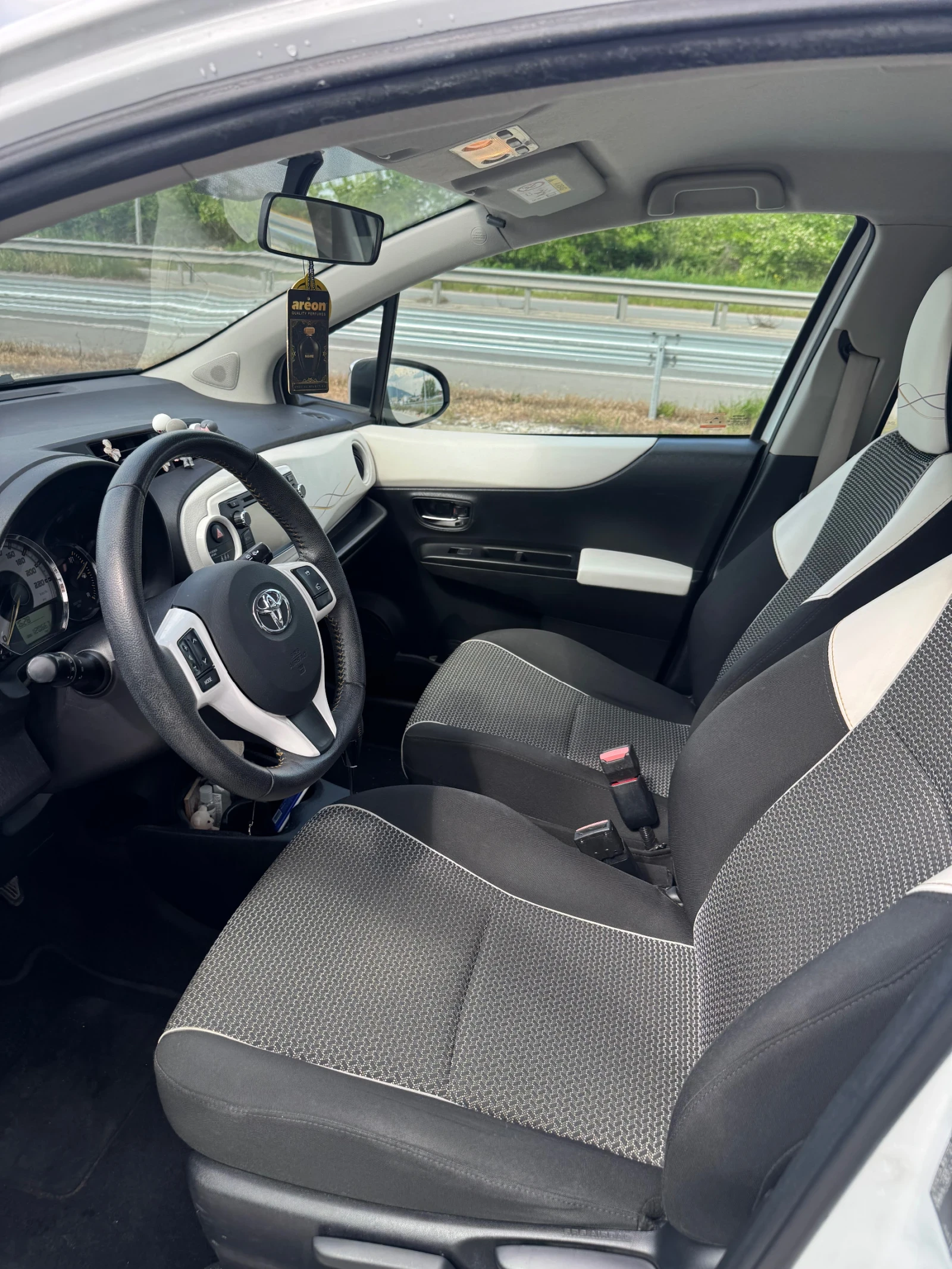 Toyota Yaris 1.33 АВТОМАТИК, снимка 7 - Автомобили и джипове - 54509059