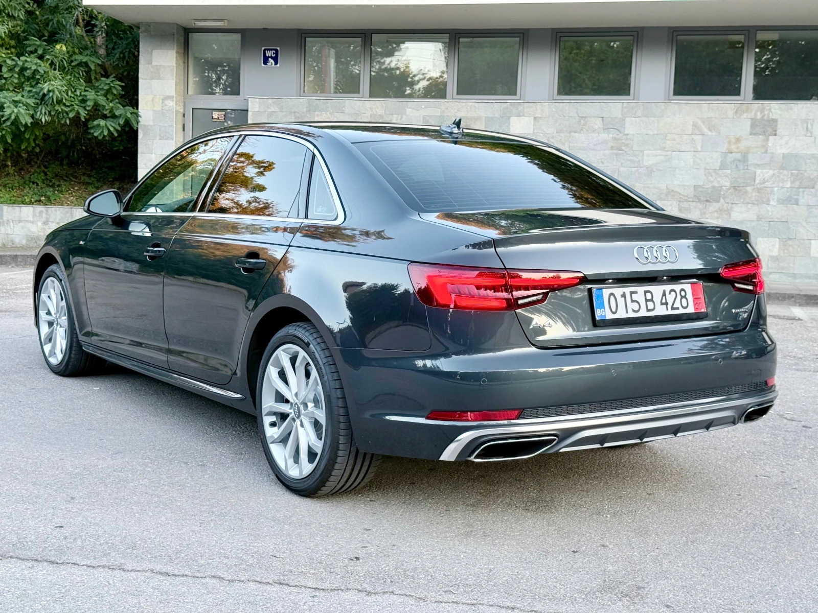 Audi A4 2.0TFSI* S-Line* quattro* Full-Led* Digital-Cocpit, снимка 2 - Автомобили и джипове - 55829807