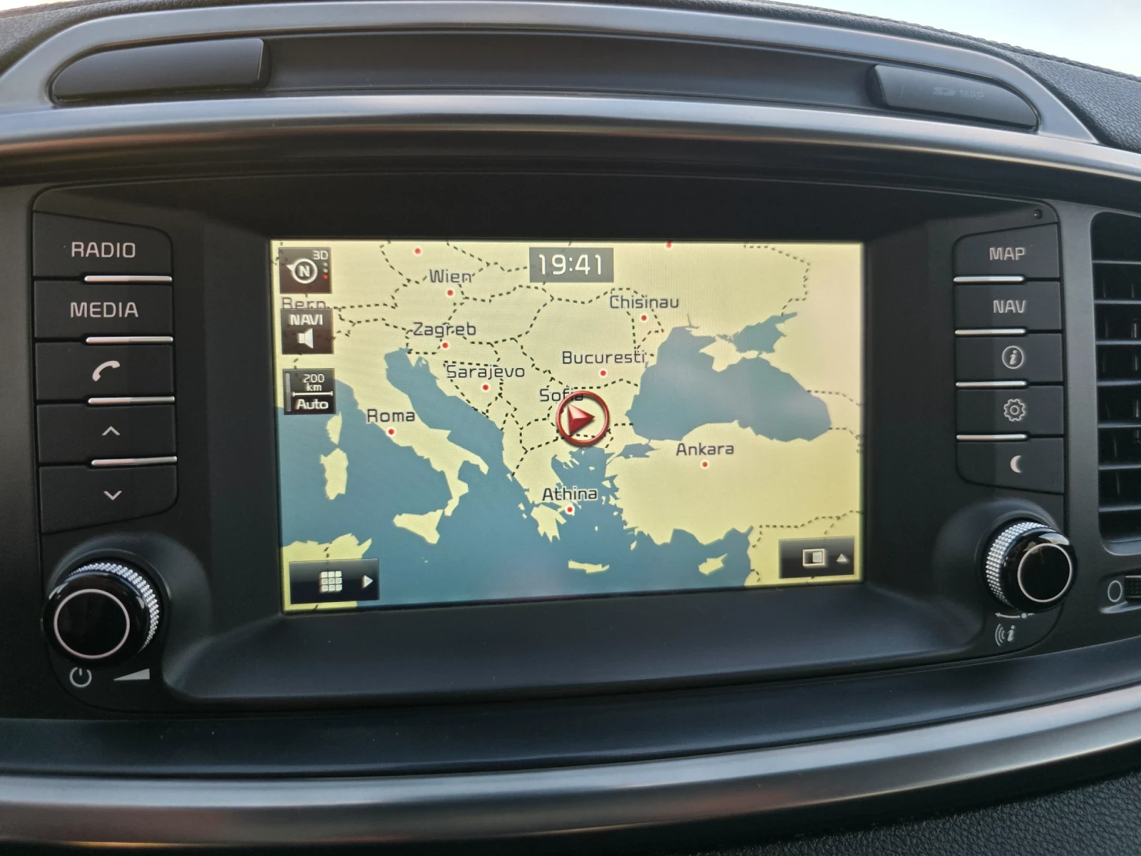 Kia Sorento 2.2 CRDI , PANO , 7 местна, снимка 12 - Автомобили и джипове - 54573417