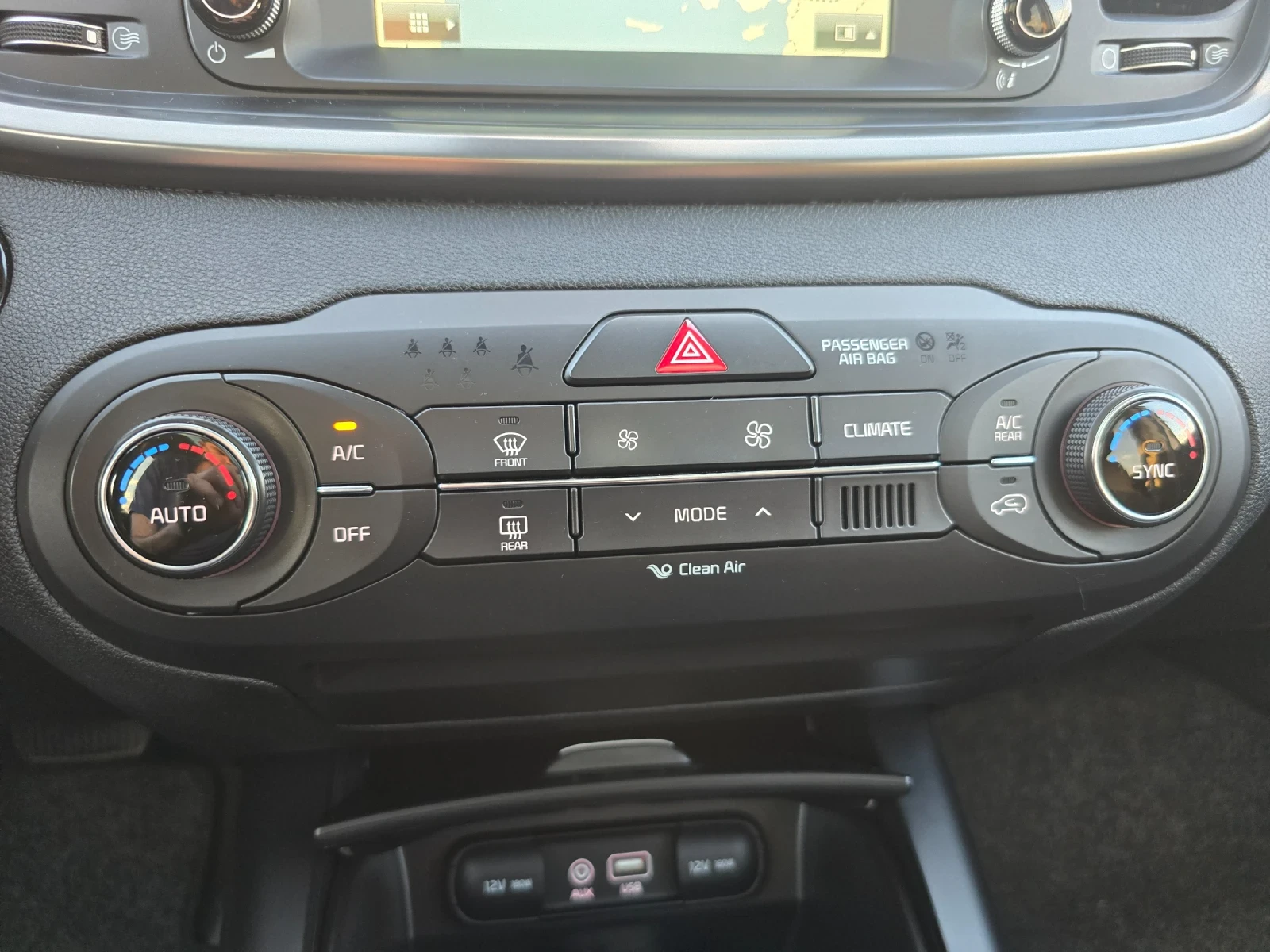 Kia Sorento 2.2 CRDI , PANO , 7 местна, снимка 13 - Автомобили и джипове - 54573417