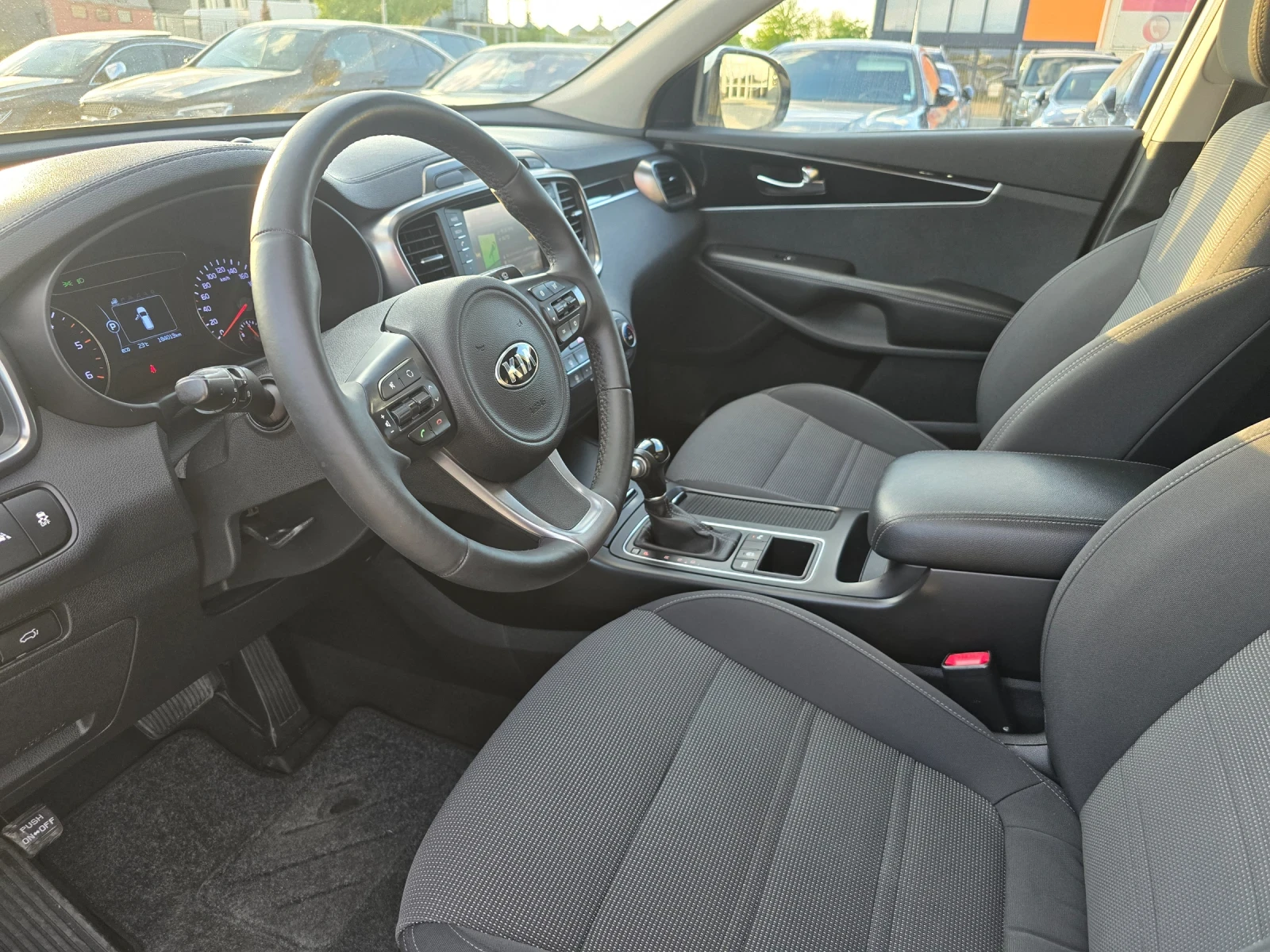 Kia Sorento 2.2 CRDI , PANO , 7 местна, снимка 8 - Автомобили и джипове - 54573417