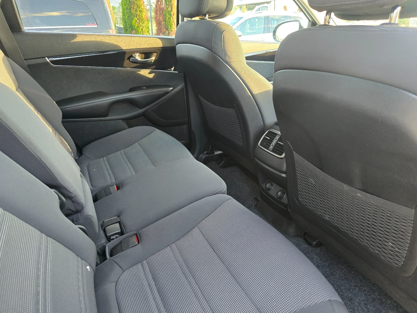 Kia Sorento 2.2 CRDI , PANO , 7 местна, снимка 16 - Автомобили и джипове - 54573417