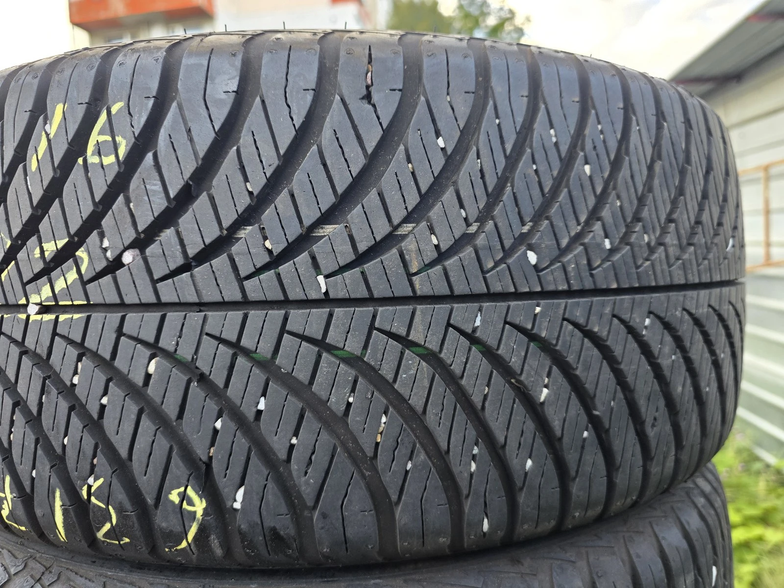 Гуми Всесезонни 215/45R16