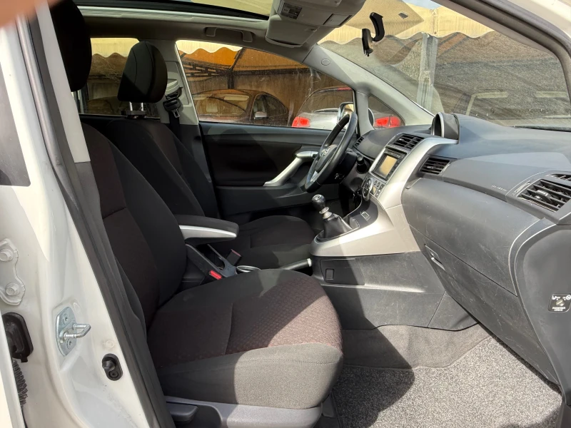 Toyota Verso 2.0 D4D, снимка 14 - Автомобили и джипове - 53495409