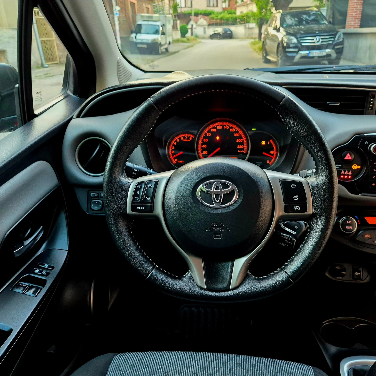 Toyota Yaris 1.33ivvt-FACELIFT-нави-6speed-верига-нов - изображение 10