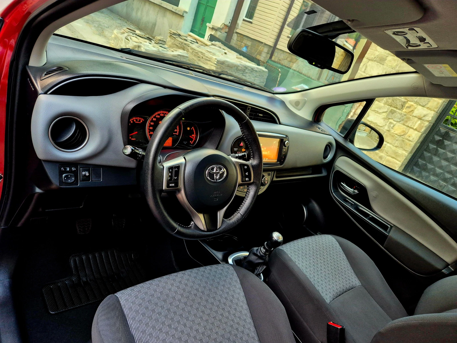 Toyota Yaris 1.33ivvt-FACELIFT-нави-6speed-верига-нов - изображение 9