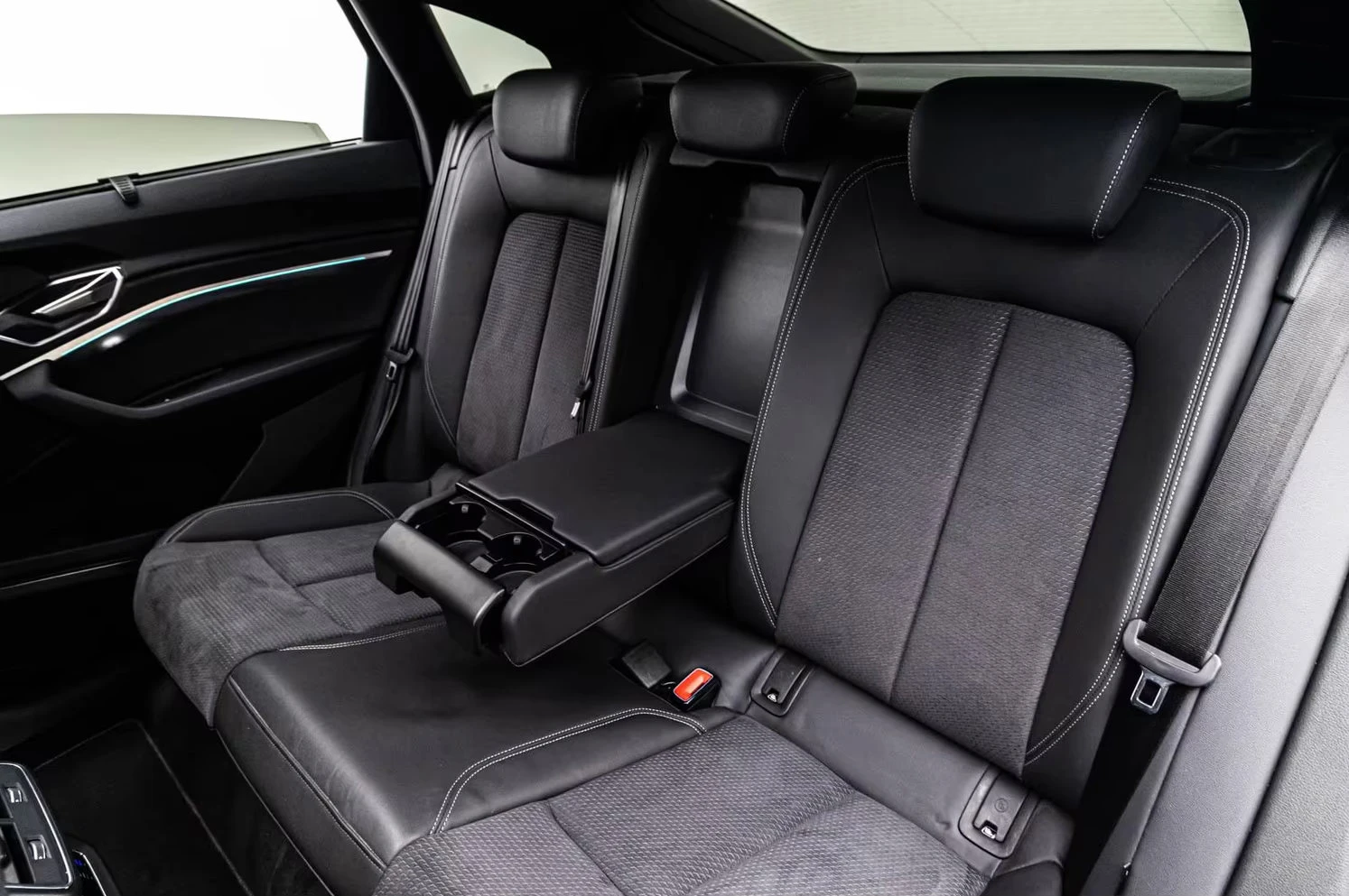 Audi E-Tron SPORTBACK/55/408HP/2XSLINE/4X4/PANO/360/HUD/230z, снимка 14 - Автомобили и джипове - 54038995