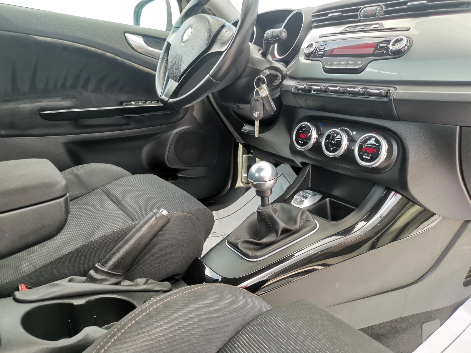 Alfa Romeo Giulietta 1.4Ti 120 ОБСЛУЖЕНА / Реални КМ / 1 СОБСТВЕНИК , снимка 14 - Автомобили и джипове - 55457384