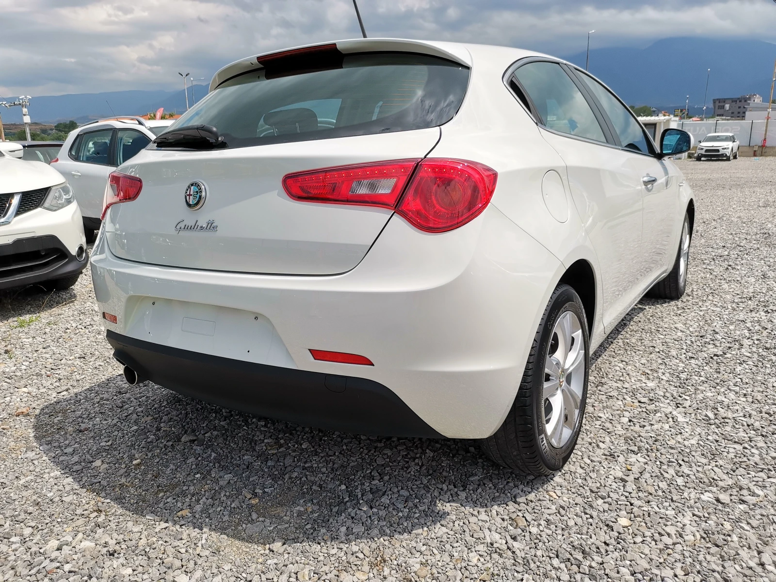 Alfa Romeo Giulietta 1.4Ti 120 ОБСЛУЖЕНА / Реални КМ / 1 СОБСТВЕНИК , снимка 3 - Автомобили и джипове - 55457384