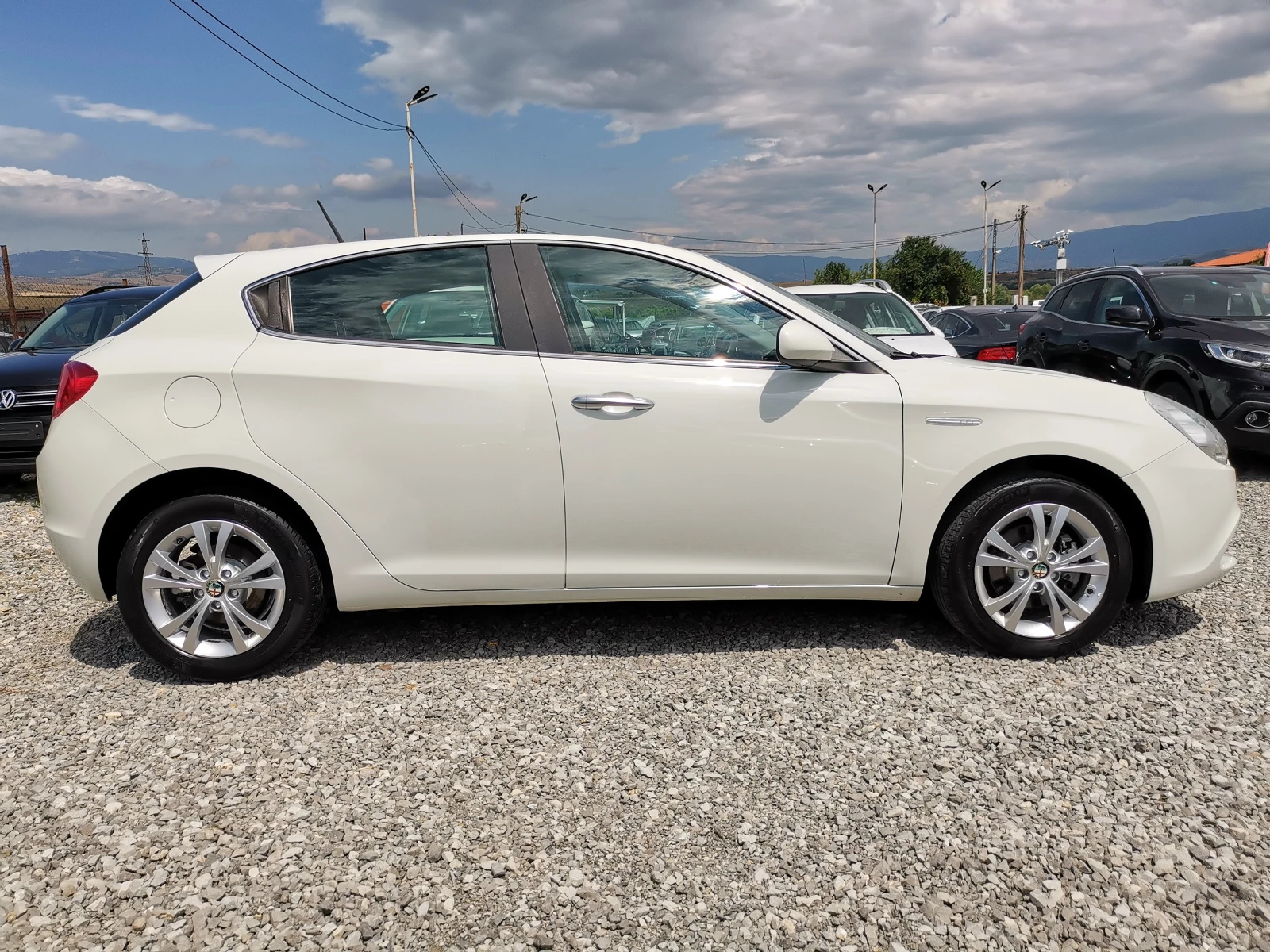 Alfa Romeo Giulietta 1.4Ti 120 ОБСЛУЖЕНА / Реални КМ / 1 СОБСТВЕНИК , снимка 2 - Автомобили и джипове - 55457384