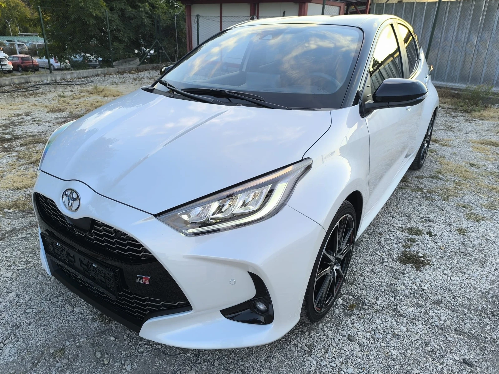 Toyota Yaris 1.5 Hibrid GR ПАКЕТ