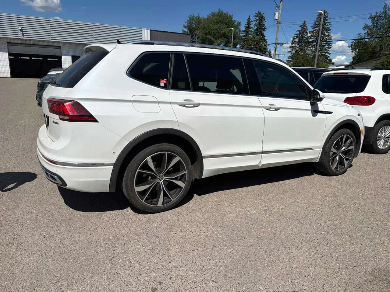VW Tiguan Highline R Line /360/FENDER/АВТОКРЕДИТ, снимка 3 - Автомобили и джипове - 54993219