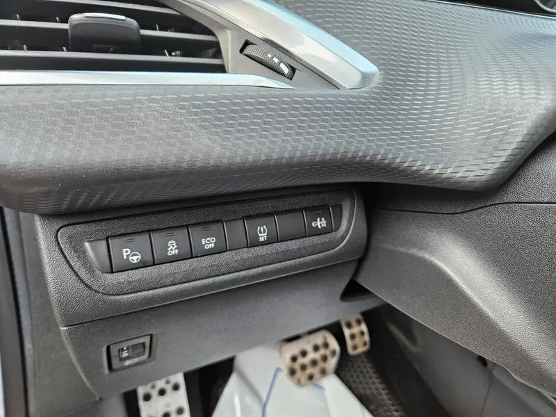 Peugeot 2008 1.6 BlueHDI - САМО 30% АВАНС, снимка 17 - Автомобили и джипове - 56016813