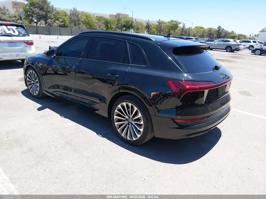 Audi E-Tron Premium Plus, снимка 3 - Автомобили и джипове - 55534773