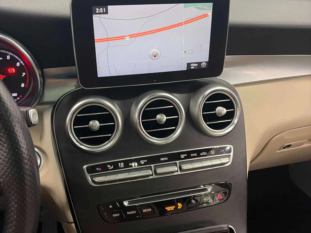 Mercedes-Benz GLC 300 CARFAX /Кожа/Нави/Подгрев/Панорама, снимка 8 - Автомобили и джипове - 54129126