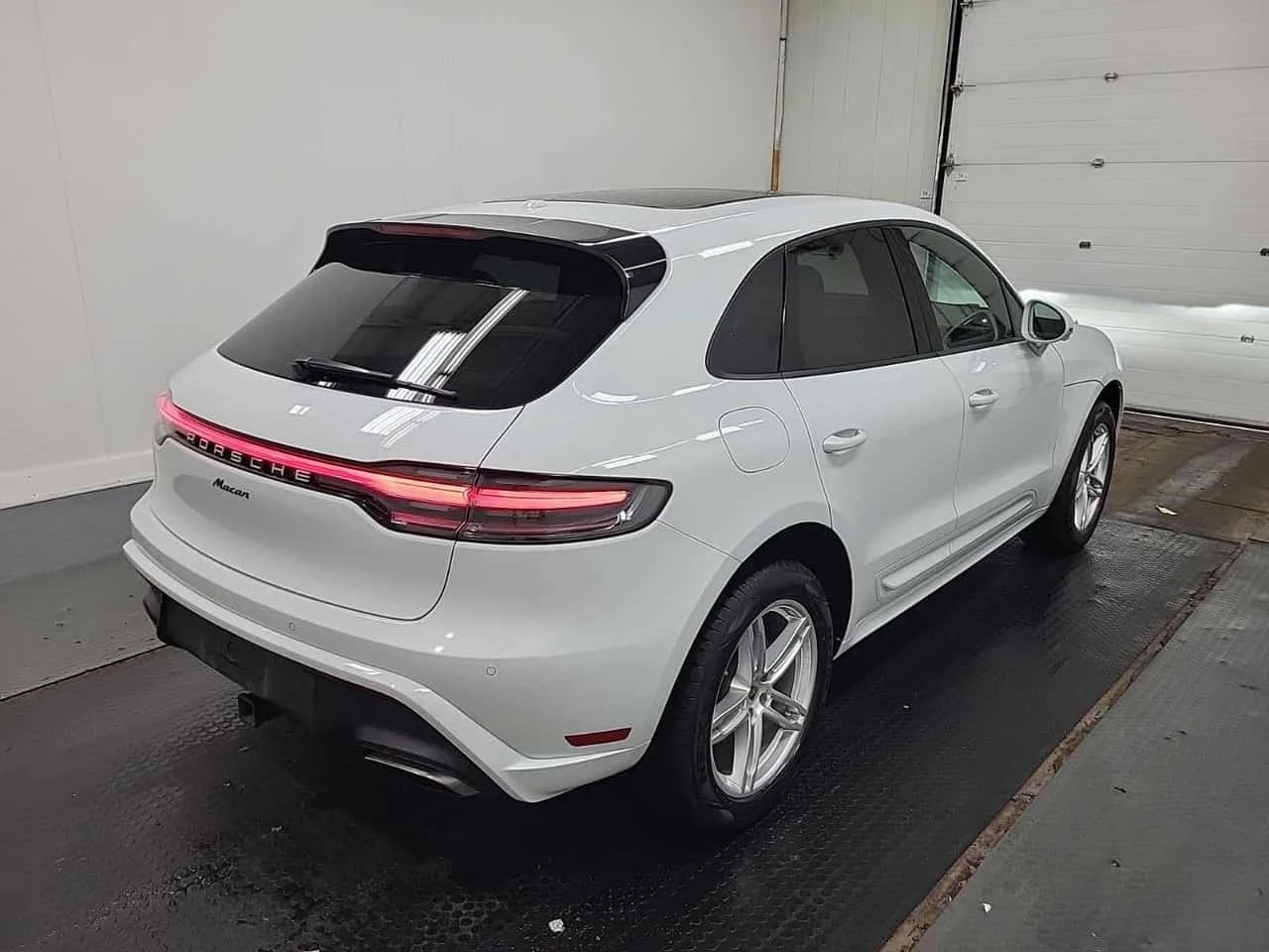 Porsche Macan * AWD * CARFAX * БЕЗ ПЪРВОНАЧАЛНА ВНОСКА, снимка 3 - Автомобили и джипове - 56320768