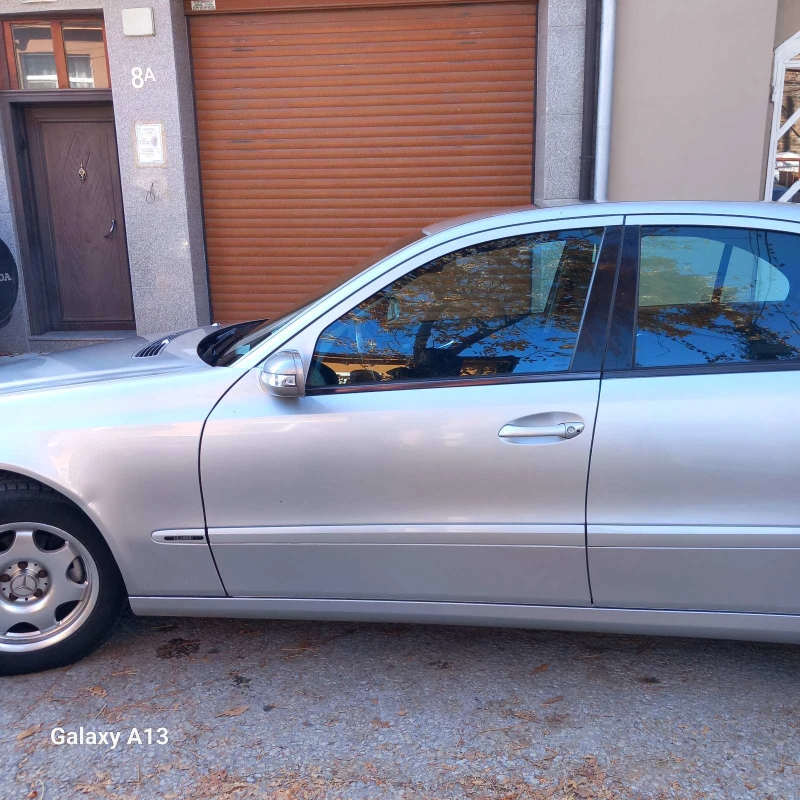 Mercedes-Benz E 220, снимка 4 - Автомобили и джипове - 52262386