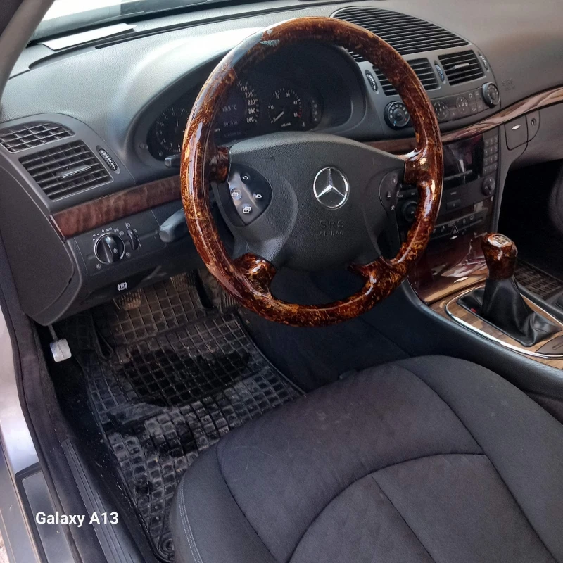 Mercedes-Benz E 220, снимка 13 - Автомобили и джипове - 52262386