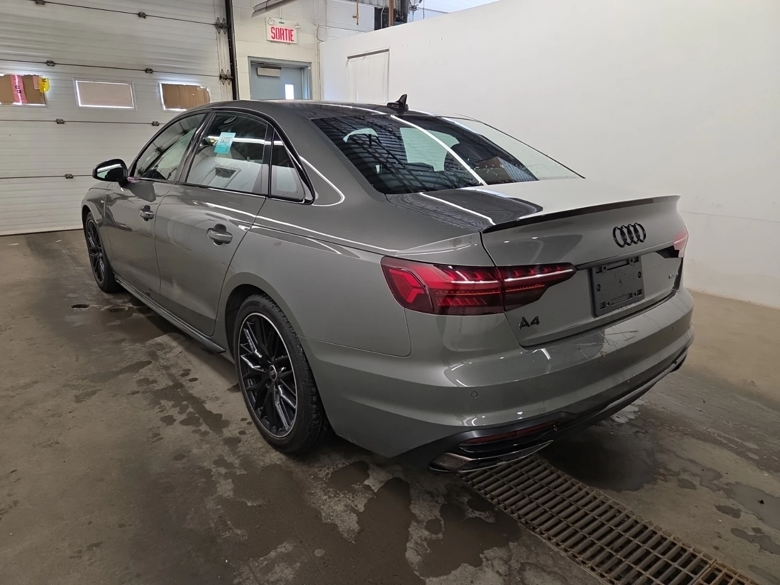Audi A4 PROGRESSIV * Blind Spot * CARFAX * АВТО КРЕДИТ * , снимка 4 - Автомобили и джипове - 54756206