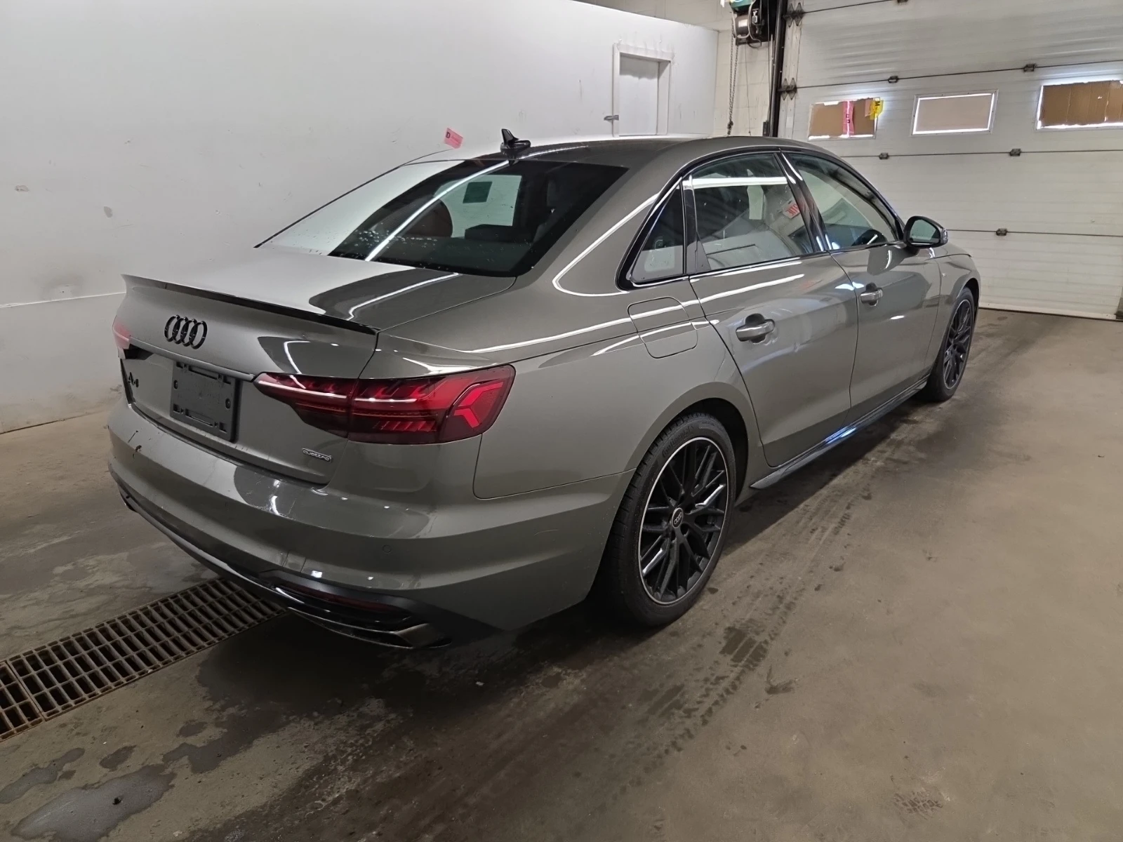 Audi A4 PROGRESSIV * Blind Spot * CARFAX * АВТО КРЕДИТ * , снимка 3 - Автомобили и джипове - 54756206