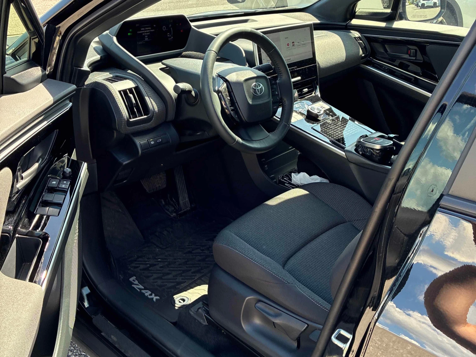 Toyota bZ4X XLE AWD | CARFAX | ПРЕДСТАВИТЕЛСТВО НА TOYOTA, снимка 7 - Автомобили и джипове - 55887035